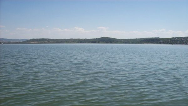 Pse mbrojtja e Liqenit të Dojranit ngec në një ndërtim pa leje?