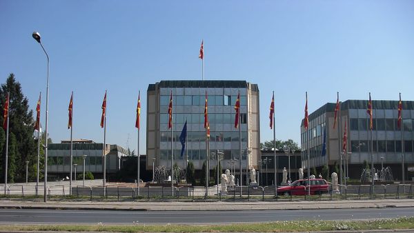 Çfarë motivon rikonstruimin e Qeverisë, sipas Mickoskit?