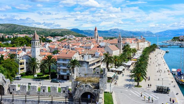 Gjashtë funksionarë në Elbasan nën masë sigurie për abuzim me ndihmën ekonomike