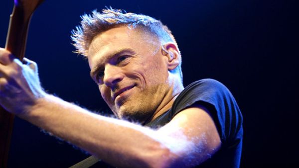 Pse u shoqërua Bryan Adams nga zërat e fansave në Prishtinë?