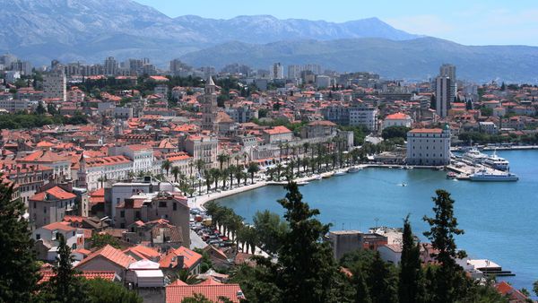 Çfarë ndikim ka prapashtesa -osh në emrat serbë?