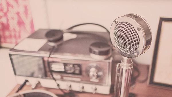 Astrit Dushi, themeluesi i 18 radiove kosovare