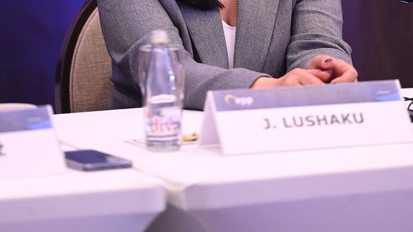 Pse kërkon Jehona Lushaku dorëheqjen e ministrit Çeku?
