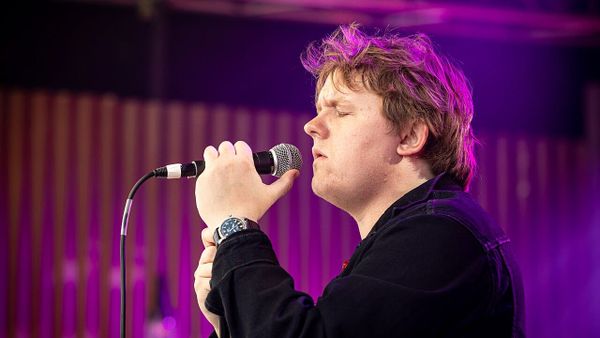 Çfarë do të sjellë vizita e parë e Lewis Capaldi në Sunny Hill Festival?