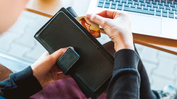 €428 milionë dolën online nga Maqedonia — një klikim, një dyqan i mbyllur