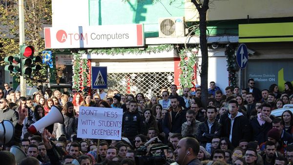 Çfarë kërkon protestuesit pas seancës plenare në Tiranë?