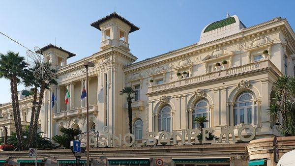 Si e promovuan Azgan Haklaj dhe vajza e tij kulturën shqiptare në Sanremo?