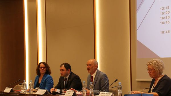 Çfarë i sjell ambasadori Rokas komunës së Gostivarit?