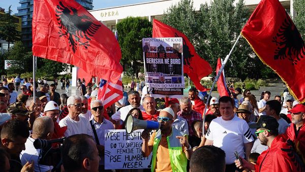 Pse protesta në Tiranë ka prodhuar tre paradokse tragjikomike?