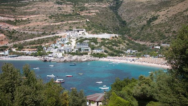 Si e arsyeton Riviera Kakome blerjen e truallit pas dy dekadave konflikt?