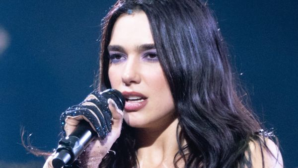 Si u realizua fustani i nusërisë së Dua Lipës me 480 mijë rruaza?