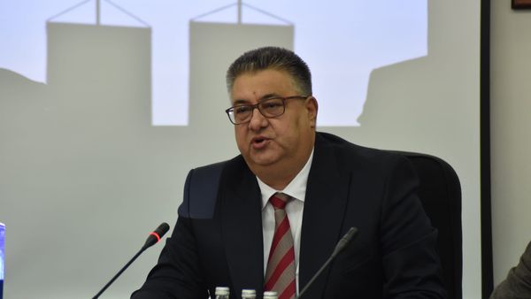 Pse Minçevi publikon vetëm në maqedonisht, megjithëse ligji e obligon shqipen?