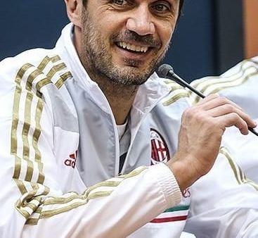 Si e nderon Milani legjendën Maldini në ditëlindjen e 58-të?