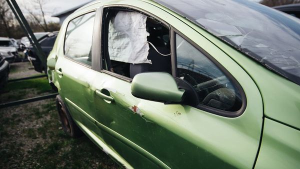 Si dëmtoi 20-vjeçari nga Kamjani dy makina dhe një shtëpi?
