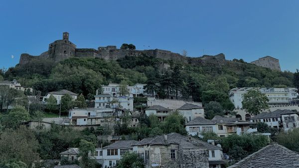 Pse Gjirokastra po humbet turistët në mbrëmje?