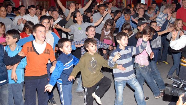 10 vende performojnë në Kamenicë — prezantohen veshjet popullore