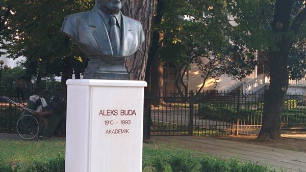 Bust i Aleks Budës në Tiranë