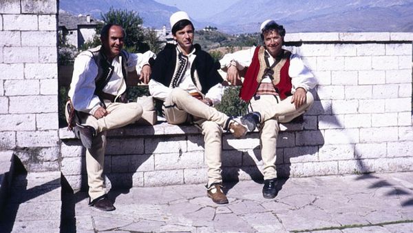 Këngëtarë popullorë në Gjirokastër, 1988