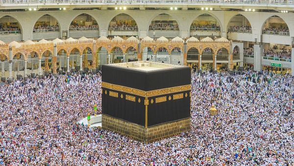 Arabia Saudite lëshon vizë njëvjeçare për Umre me hyrje të shumëfishta