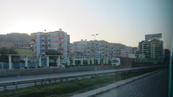 Arrestohen babë e bir në Durrës pas vdekjes së 74-vjeçares në autostradë