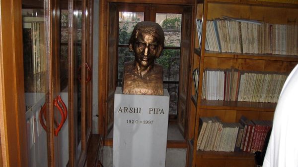 Arshi Pipa, disident i njohur, vdiq në Washington