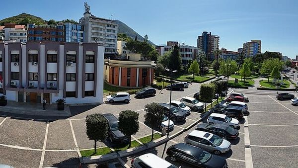 Bashkia e Lezhës sekuestron gazebot pa leje në plazh