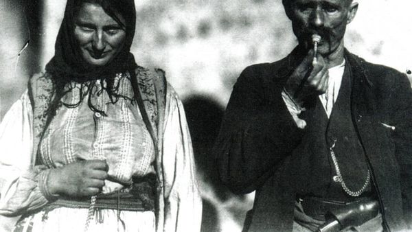 Burrë e grua nga malësia e Veriut në veshje popullore (Carleton S. Coon, 1929) — populli, fjala e të cilit qe ligj