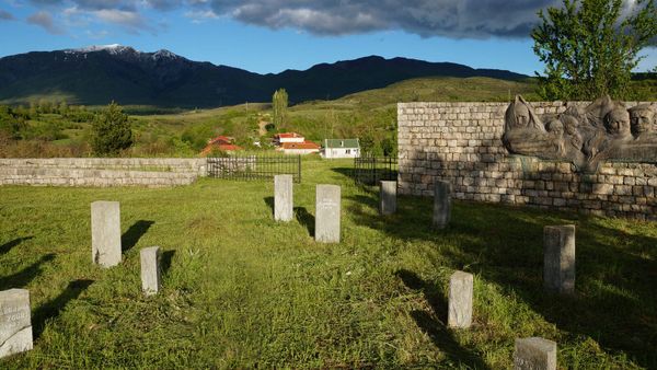 Përmendorja e dëshmorëve të Borovës · Albinfo