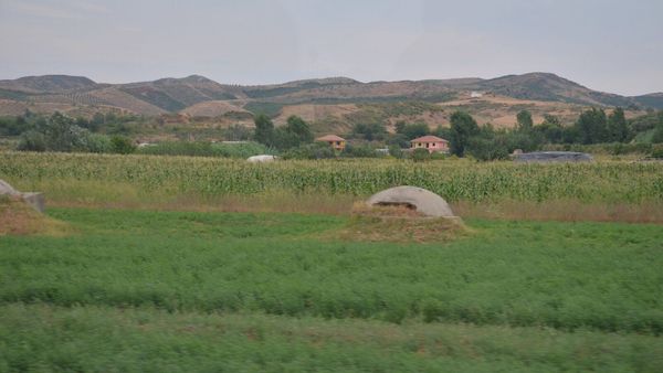 Bunkerë betoni në peizazhin shqiptar