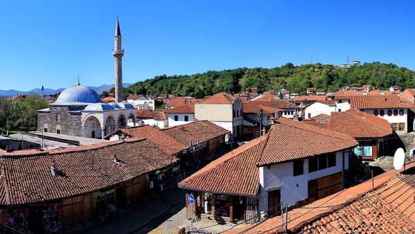 Çarshia e Madhe e Gjakovës: gjysmë mijëvjeçari tregti, e djegur më 1999, e ringritur