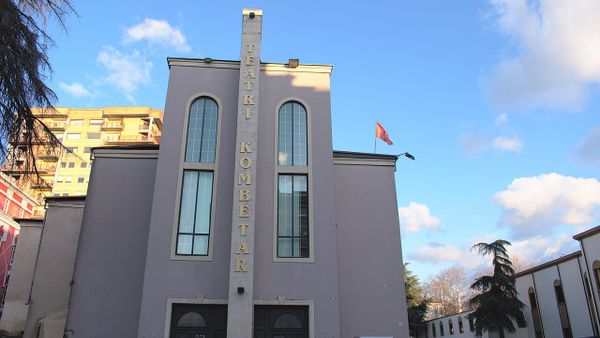 Çfarë kritikon ndërhyrja “TEATRI I ABS’KURTIT – repriza e 4‑tërt”?