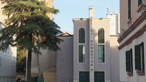 Çfarë simbolizon “TEATRI I ABS’KURTIT – repriza e 4‑tërt”?