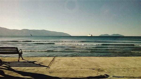 Pensionistët e Vlorës kërkojnë më shumë plazhe falas përballë tarifave private