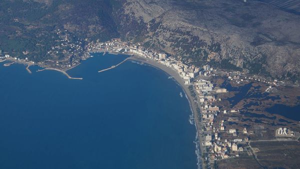 Çifti mirditor menaxhon hotelin në Shëngjin — punëson deri në 40 punëtorë