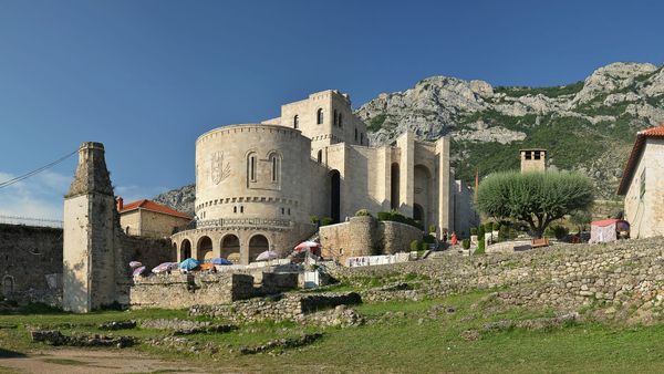 Kalaja e Krujës, e ngritur mbi kodrën shkëmbore mbi luginën e Ishmit