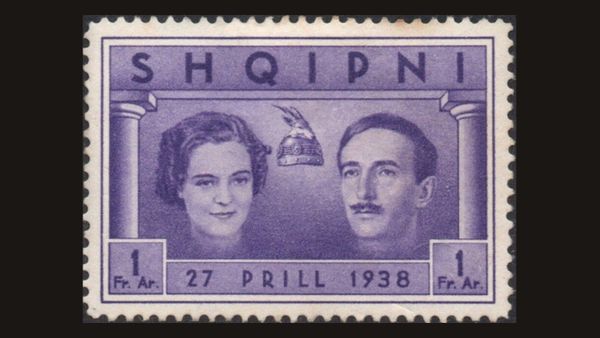 Pulla postare shqiptare e vitit 1938 për dasmën mbretërore — mes portreteve, përkrenarja e Skënderbeut