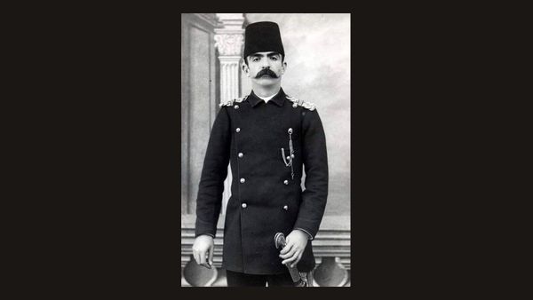Dëmtohet pllaka përkujtimore e Mehmet Pashë Derallës në Tetovë