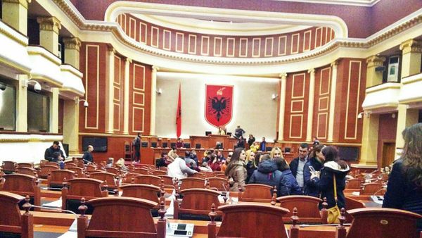 Deputeti Agron Shehaj rrëmben dokumentin konfidencial të marrëveshjes me SHBA-të