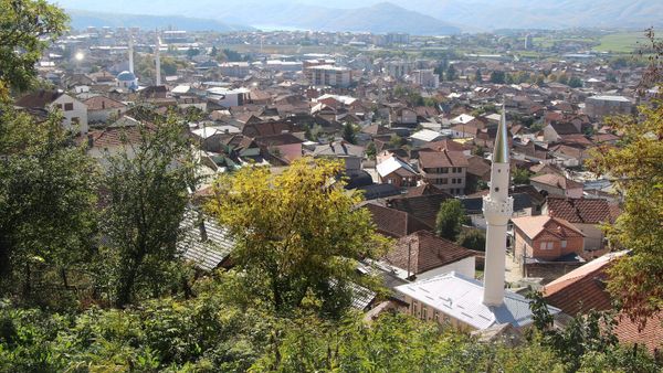 Dibra e Madhe nga lart, me fushën, liqenin dhe vargmalin kufitar në sfond