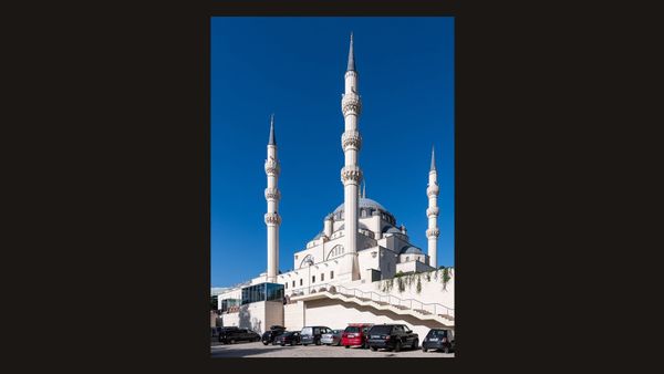 Digjet furgoni në parkingun e Xhamisë së Namazgjasë