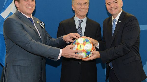 Dy drejtues të FIFA-s akuzojnë Infantinon për shitjen e fshehtë të Botërorit