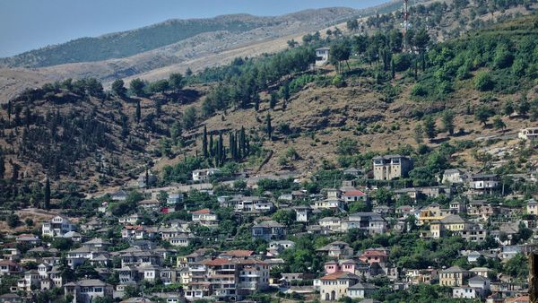 Shtëpia e Zekatëve në Gjirokastër mbi qytetin e vjetër — tipi i banesës që Emin Riza dokumentoi dhe restauroi