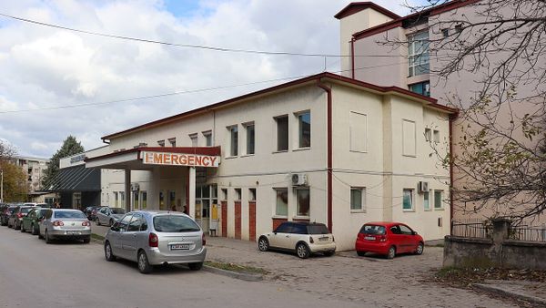 Fëmija 2-vjeçar helmohet me tretës ngjyre