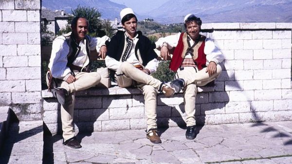 Këngëtarë popullorë shqiptarë me veshje krahinore në Festivalin Folklorik Kombëtar të Gjirokastrës, 1988