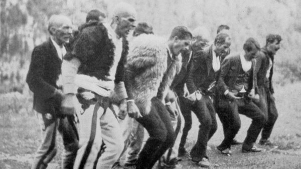 Gjëma e burrave në varrimin e Ujk Vuksanit, Theth, 1937