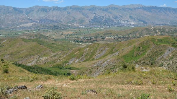 Gjirokastra, qyteti i gurtë mbi luginën e Drinos