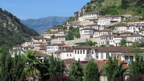 Gjirokastra dhe Berati hyjnë në listën e Quartz për destinacionet më të mira të Evropës