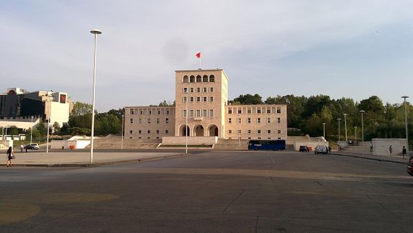 Gjykata urdhëron rikthimin e dekanes Hoxha, rektori nuk e zbaton vendimin