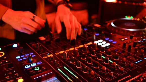 GJYNN kthen hitet e vjetra në Afro House me inteligjencë artificiale