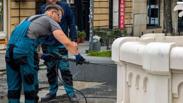 Gurët dhe tekstilet bllokojnë kanalizimin — ujësjellësi apelon për kujdes